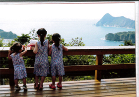 作品:日の出を待つ、孫の三姉妹