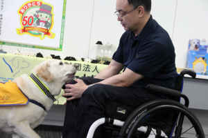 【介助犬】カギをとりに行き飼い主に渡しているシーン