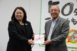 日本補助犬協会　朴善子代表理事（左）へ目録を手渡しする加藤理事長（右）