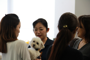 講演終了後に聴導犬とのコミュニケーションをとる役職（社）員